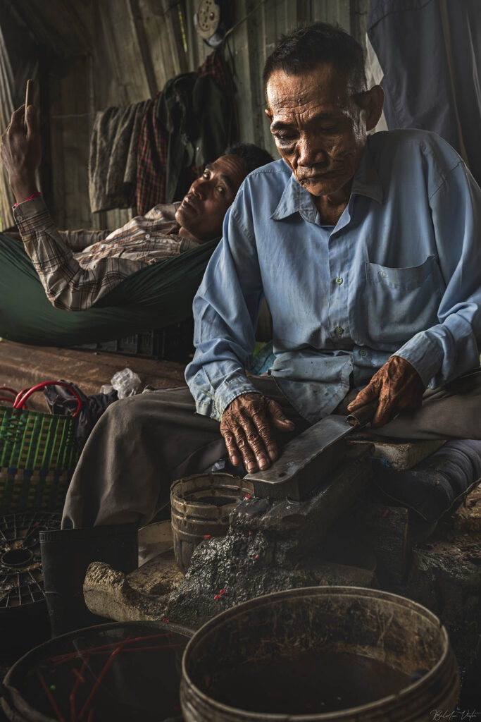 Knife sharpener in the market by Victor